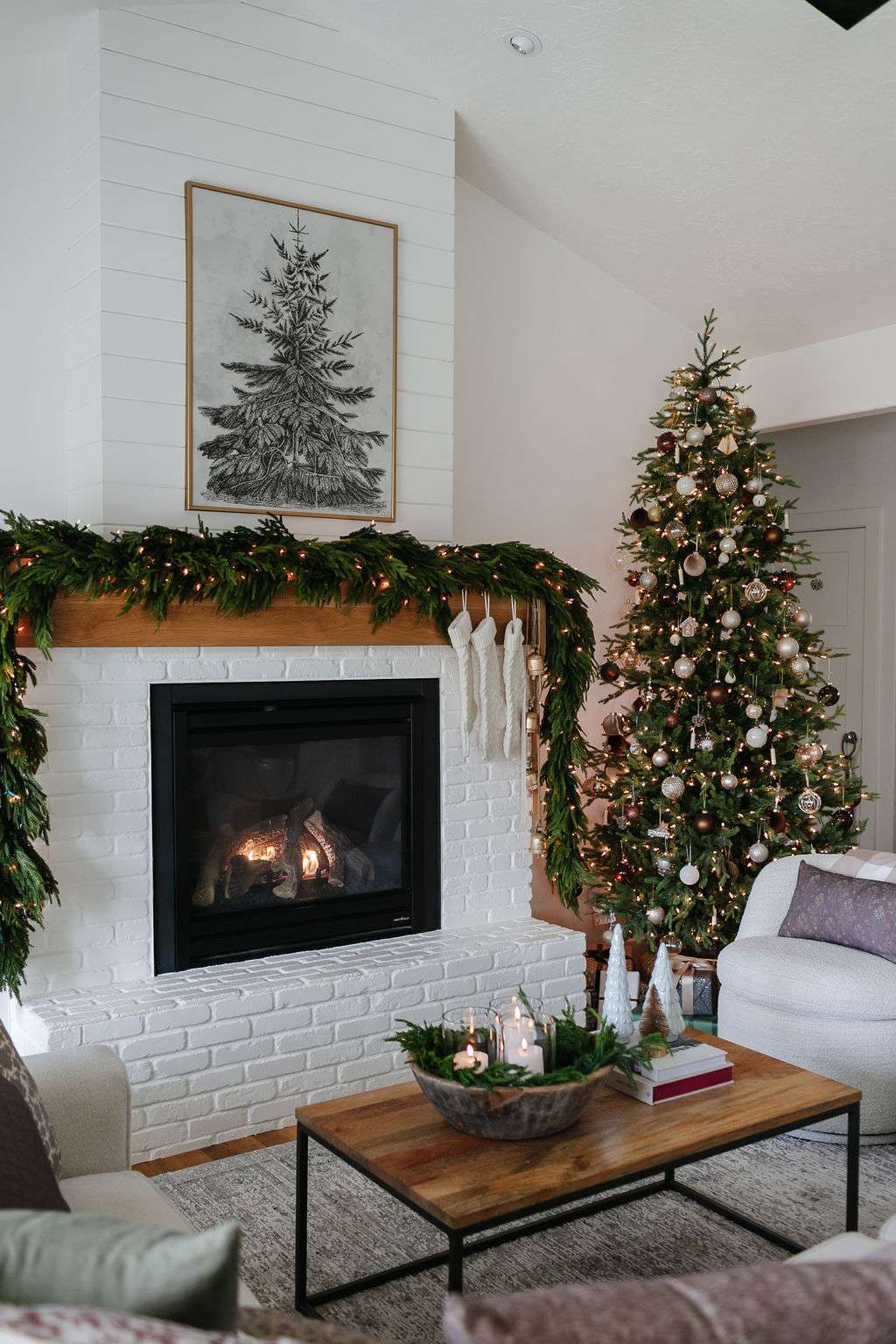 How to Transform Your Fireplace into a Magical Christmas Focal Point - Creative Ideas and Tips for a Festive Home 7 How to Transform Your Fireplace into a Magical Christmas Focal Point - Creative Ideas and Tips for a Festive Home