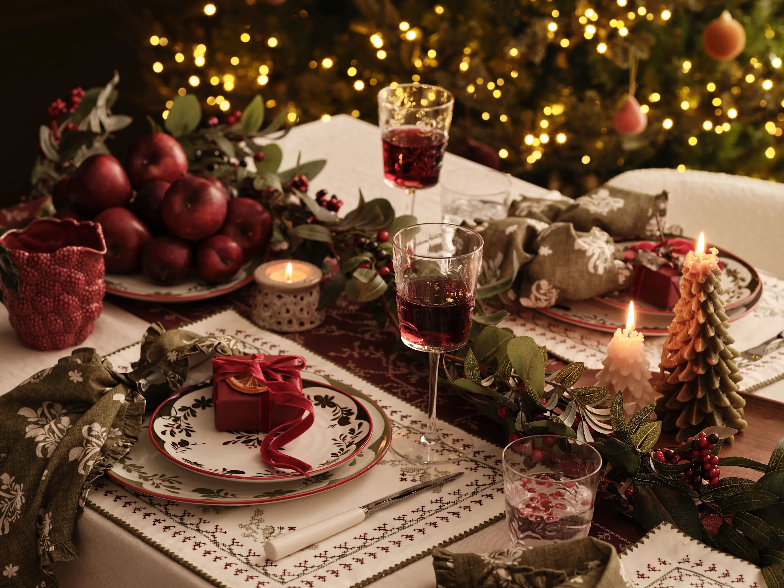 How to Transform Your Fireplace into a Magical Christmas Focal Point - Creative Ideas and Tips for a Festive Home 4 How to Transform Your Fireplace into a Magical Christmas Focal Point - Creative Ideas and Tips for a Festive Home