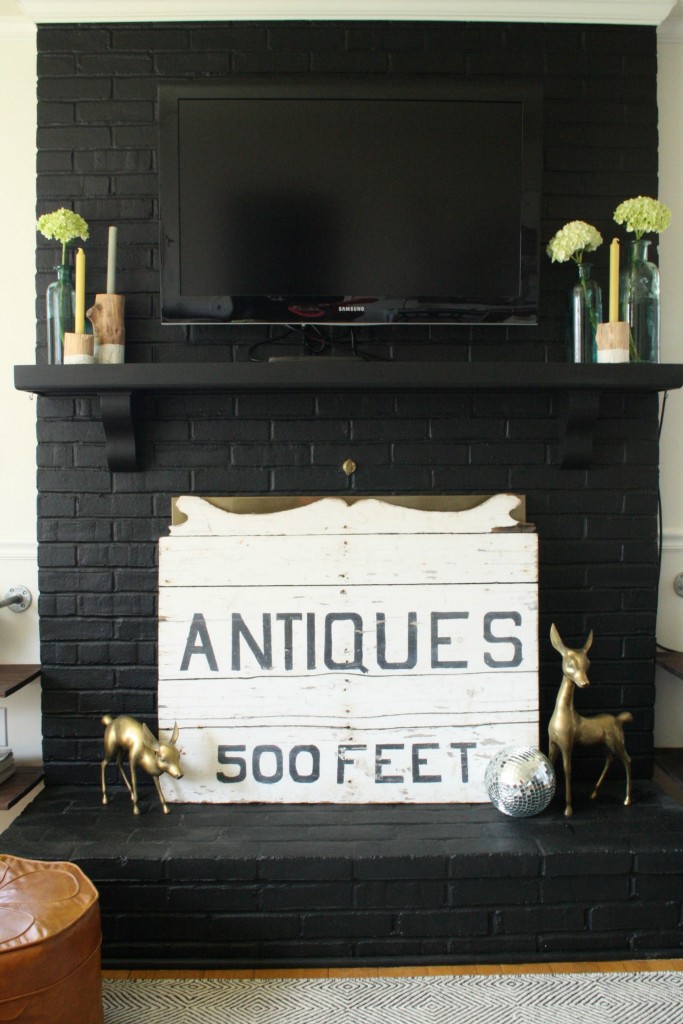 Mastering the Art of Space - How to Decorate a Mantel with a TV for Style and Functionality 3 Mastering the Art of Space - How to Decorate a Mantel with a TV for Style and Functionality