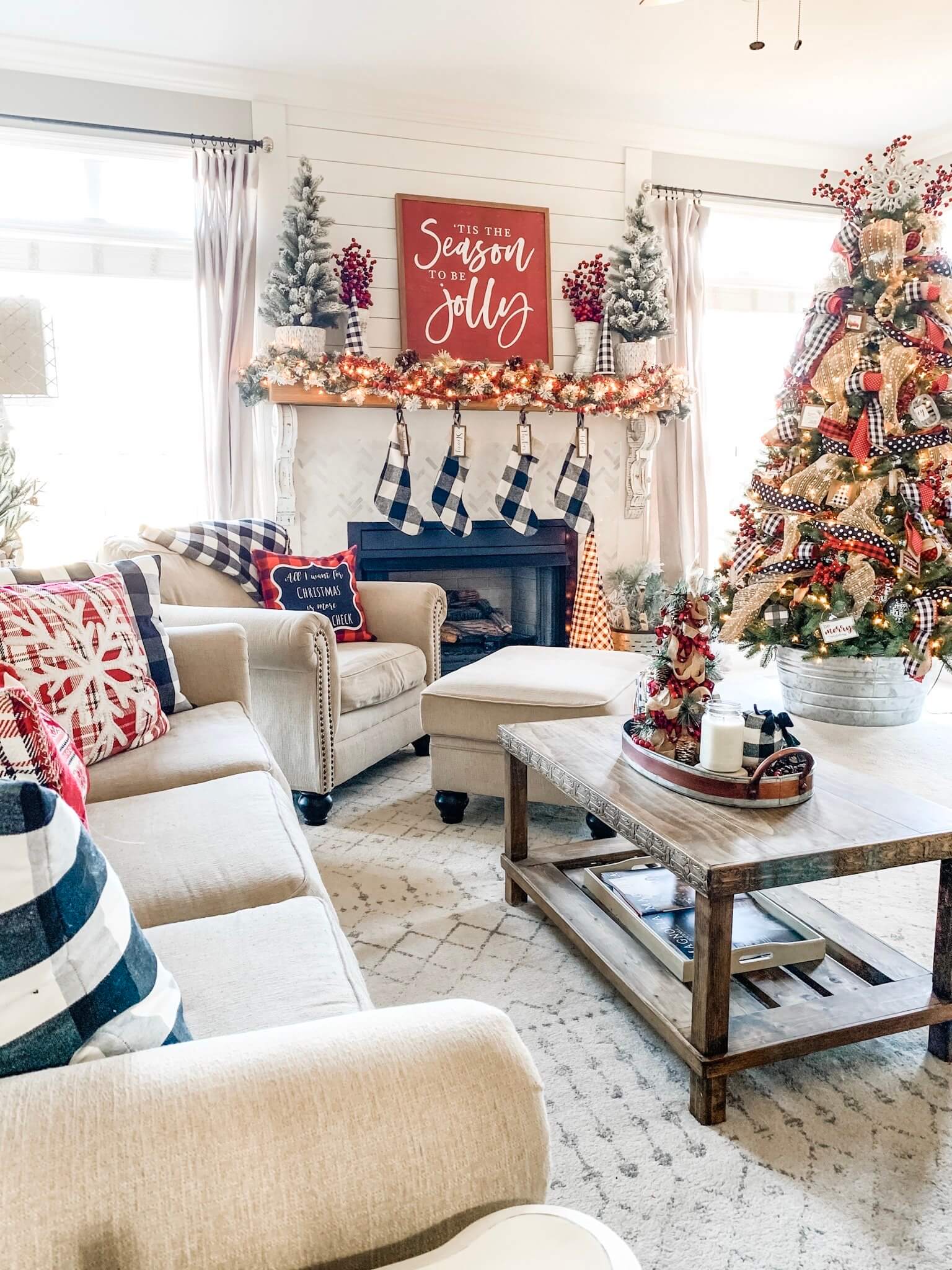 How to Decorate a Fireplace Mantel for Christmas - Creative Ideas to Transform Your Home into a Festive Wonderland 8 How to Decorate a Fireplace Mantel for Christmas - Creative Ideas to Transform Your Home into a Festive Wonderland